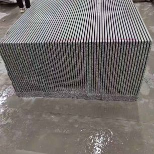 芝麻白毛板荒料切割